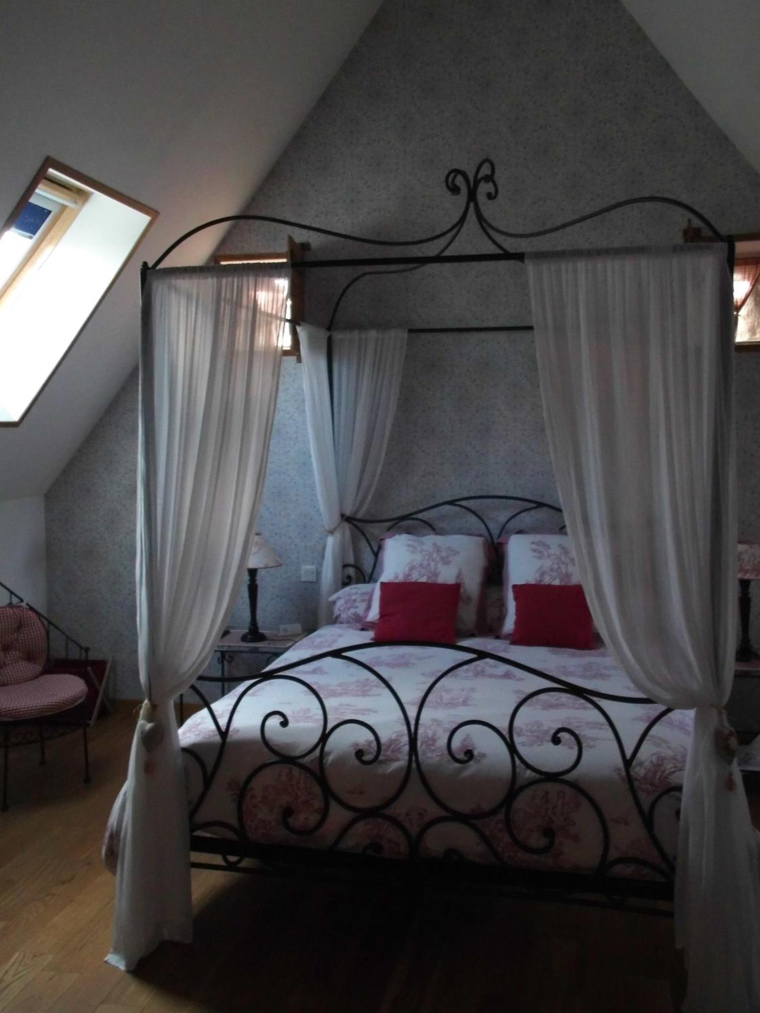 Le Clos Des Tilleuls D Day Home, Chambres D'Hotes, Suite Avec Sauna Privatif, Suite Avec Balneotherapie Privative, En Supplement Option Spa Bain A Remous La Vendelée Szoba fotó