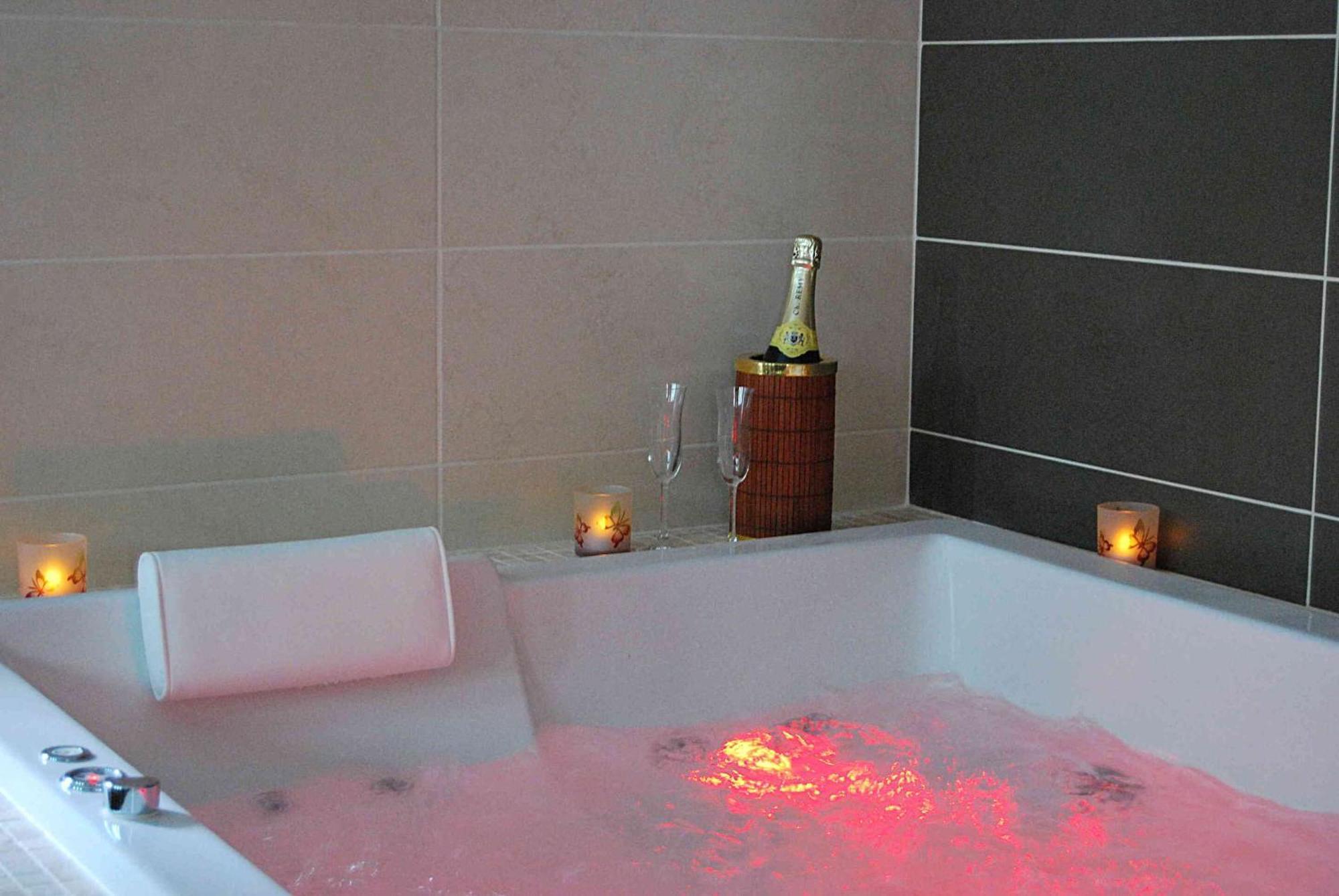Le Clos Des Tilleuls D Day Home, Chambres D'Hotes, Suite Avec Sauna Privatif, Suite Avec Balneotherapie Privative, En Supplement Option Spa Bain A Remous La Vendelée Kültér fotó